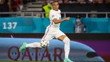 Frankreich  Aussichten: insgesamt gut  Der Weltmeister ist der heißeste Favorit auf den Titel. Das liegt einfach an der Qualität der Mannschaft, die von Torwart Hugo Lloris bis Angreifer Kylian Mbappé auf jeder Position mit einem Weltklasse-Spieler besetzt ist – und zwar mehrfach. Gegen Deutschland gelang ein souveräner 1:0-Sieg, gegen Portugal und leidenschaftliche Ungarn in Budapest tat sich das Team von Didier Deschamps schwerer. Bleibt die Frage, ob sie nicht mehr konnten oder wollten. Wahrscheinlich ist eher Letzteres der Fall. Frankreich wird gegen die Schweiz gewinnen und im Viertelfinale vielleicht auf Spanien treffen.
