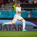 Frankreich  Aussichten: insgesamt gut  Der Weltmeister ist der heißeste Favorit auf den Titel. Das liegt einfach an der Qualität der Mannschaft, die von Torwart Hugo Lloris bis Angreifer Kylian Mbappé auf jeder Position mit einem Weltklasse-Spieler besetzt ist – und zwar mehrfach. Gegen Deutschland gelang ein souveräner 1:0-Sieg, gegen Portugal und leidenschaftliche Ungarn in Budapest tat sich das Team von Didier Deschamps schwerer. Bleibt die Frage, ob sie nicht mehr konnten oder wollten. Wahrscheinlich ist eher Letzteres der Fall. Frankreich wird gegen die Schweiz gewinnen und im Viertelfinale vielleicht auf Spanien treffen.