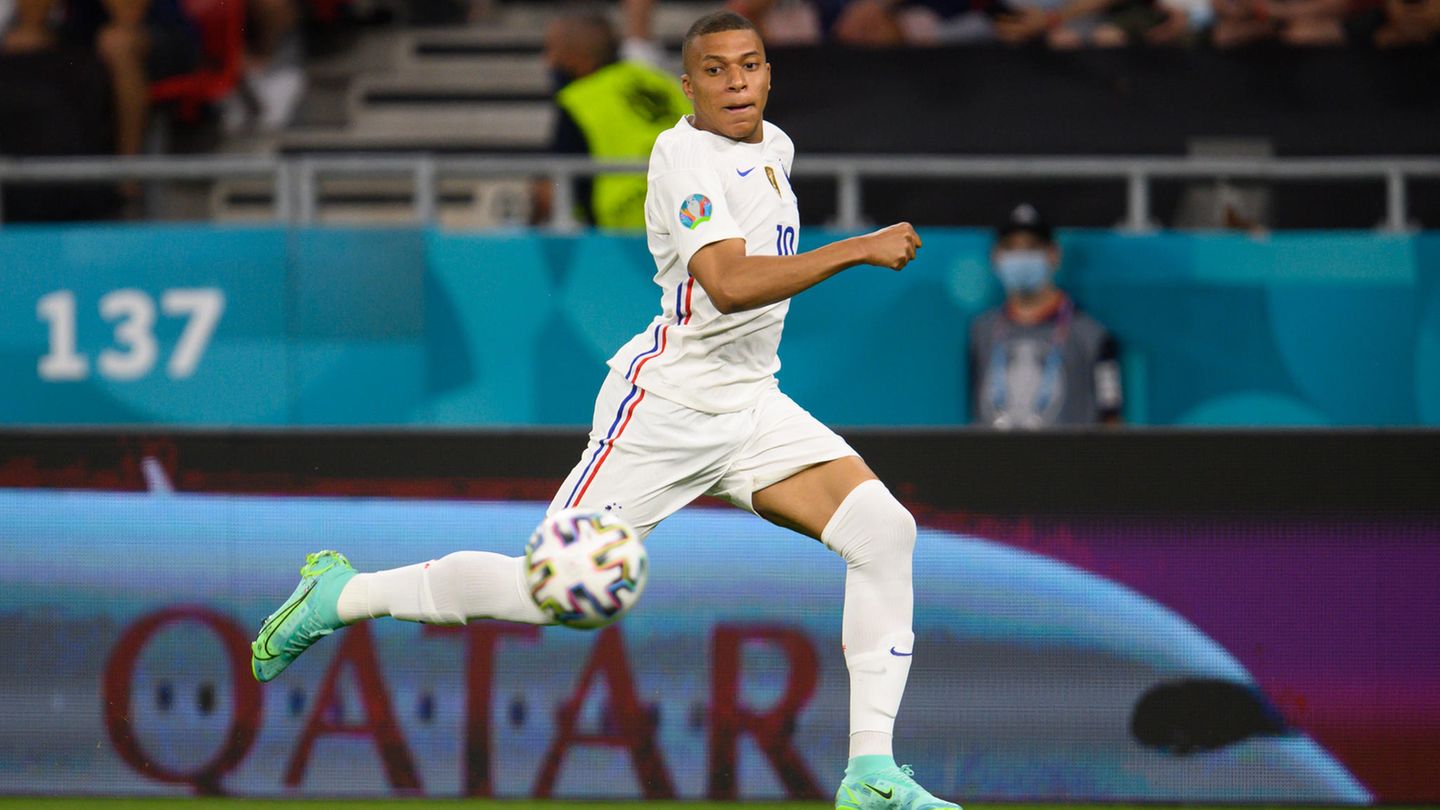 Frankreich  Aussichten: insgesamt gut  Der Weltmeister ist der heißeste Favorit auf den Titel. Das liegt einfach an der Qualität der Mannschaft, die von Torwart Hugo Lloris bis Angreifer Kylian Mbappé auf jeder Position mit einem Weltklasse-Spieler besetzt ist – und zwar mehrfach. Gegen Deutschland gelang ein souveräner 1:0-Sieg, gegen Portugal und leidenschaftliche Ungarn in Budapest tat sich das Team von Didier Deschamps schwerer. Bleibt die Frage, ob sie nicht mehr konnten oder wollten. Wahrscheinlich ist eher Letzteres der Fall. Frankreich wird gegen die Schweiz gewinnen und im Viertelfinale vielleicht auf Spanien treffen.