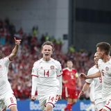 Dänemark  Aussichten: Gegen Wales ist ein Sieg möglich  Die zweite Halbzeit im letzten Gruppenspiel gegen Russland war die Befreiung für die dänische Elf. Drei Tore gelangen ihr in einem aufwühlenden Spiel mit stimmungsvoller Unterstützung durch die Fans, am Ende stand es 4:1 und Dänemark im Achtelfinale. Aus dem Schock um Christian Eriksen, der sich mittlerweile in Odense bei seiner Familie erholt, ist ein besonderer Zusammenhalt entstanden, der Team und Anhänger beflügelt. Das kann Dänemark weit tragen.