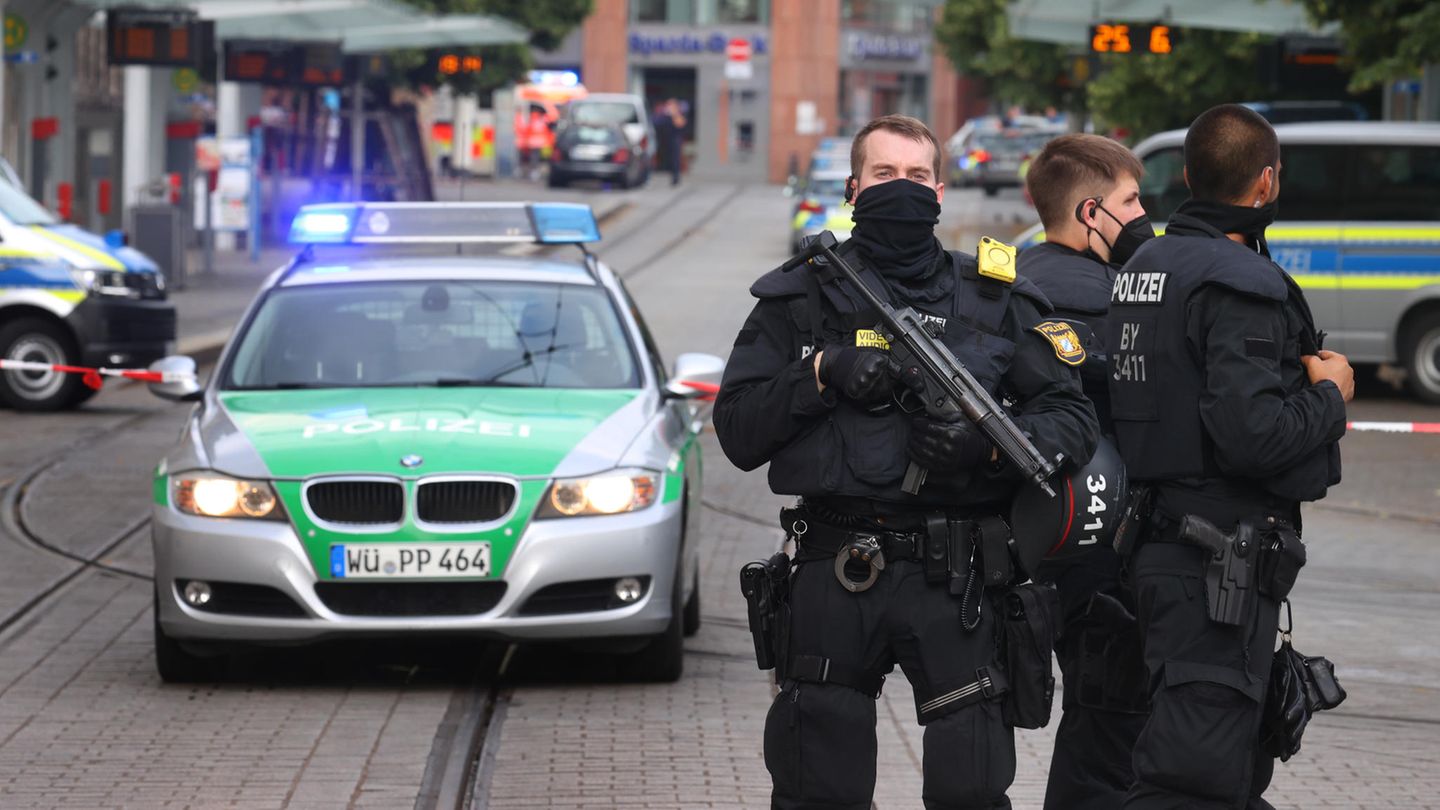 Polizisten stehen in der Innenstadt