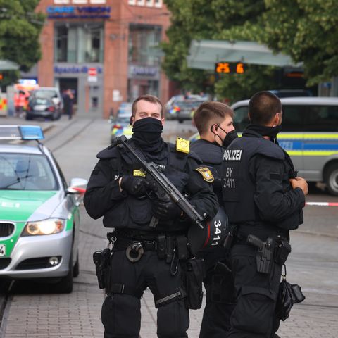 Polizisten stehen in der Innenstadt