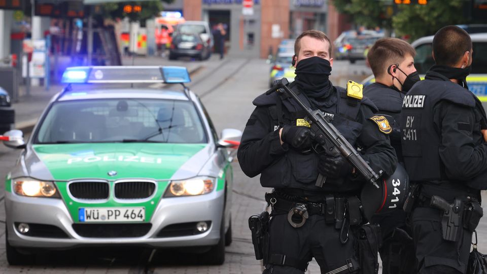 Polizisten riegeln die Würzburger Innenstadt ab. Bei einem Messerangriff wurden dort mehrere Menschen getötet.