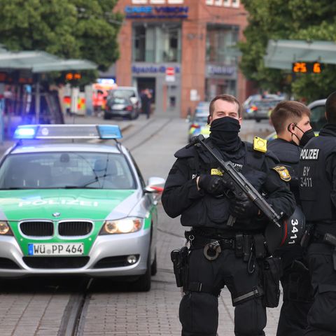 Polizisten riegeln die Würzburger Innenstadt ab. Bei einem Messerangriff wurden dort mehrere Menschen getötet.