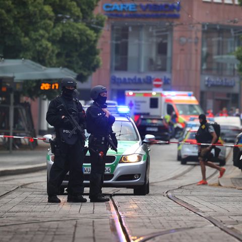 Bayern, Würzburg: Polizisten und Rettungskräfte stehen in der Innenstadt.