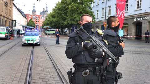 Messerattacke in Würzburg: Zwei bewaffnete Polizisten sichern die Innenstadt