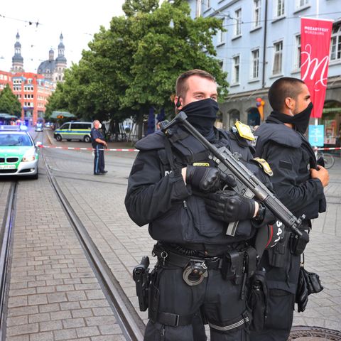 Messerattacke in Würzburg: Zwei bewaffnete Polizisten sichern die Innenstadt