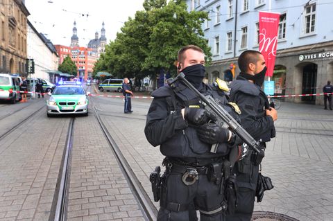 Messerattacke in Würzburg: Zwei bewaffnete Polizisten sichern die Innenstadt