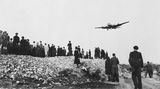 26. Juni 1948: Die "Rosinenbomber" fliegen los   Nach dem Zweiten Weltkrieg wird Berlin unter den Siegermächten Großbritannien, Frankreich, USA und Sowjetunion aufgeteilt und von ihnen kontrolliert. In der westlichen Besatzungszone wird am 20. Juni 1948 eine Währungsreform durchgeführt. Diese Reform sollte auch auf West-Berlin ausgedehnt werden. Der Sowjetunion missfällt dies aber und blockiert ab dem 24. Juni alle Zufahrtswege nach West-Berlin, was später als Berlin-Blockade in die Geschichtsbücher eingeht. Ziel ist es, ganz West-Berlin in die Kontrolle der Sowjetunion zu bringen.   Der amerikanische Militärgouverneur Lucius D. Clay veranlasst als Reaktion eine Luftbrücke. Knapp ein Jahr lang kommen Lebensmittel und wichtige Güter über den Luftweg nach West-Berlin. Den Namen "Rosinenbomber" bekommen die Flieger, weil sie auch Päckchen mit Rosinen für Kinder abwerfen. Am 12. Mai 1949 gibt die Sowjetunion ihre Blockade schließlich auf und am 30. September 1949 wurde die Luftbrücke eingestellt. 