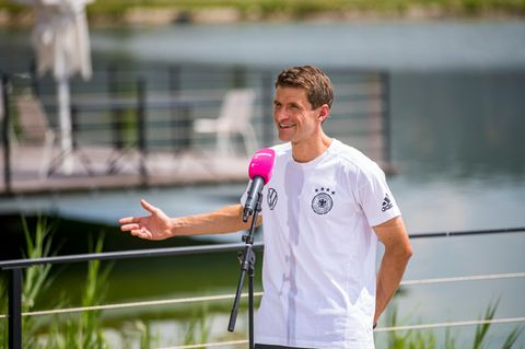 Thomas Müller gibt in Herzogenaurach ein Interview