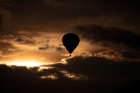 Ein Heißluftballon ähnlich dem vom Unglück in den USA fliegt durch den Himmel