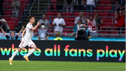 EM 2021: Der dänische Spieler Joakim Maehle feiert ein Tor gegen Wales