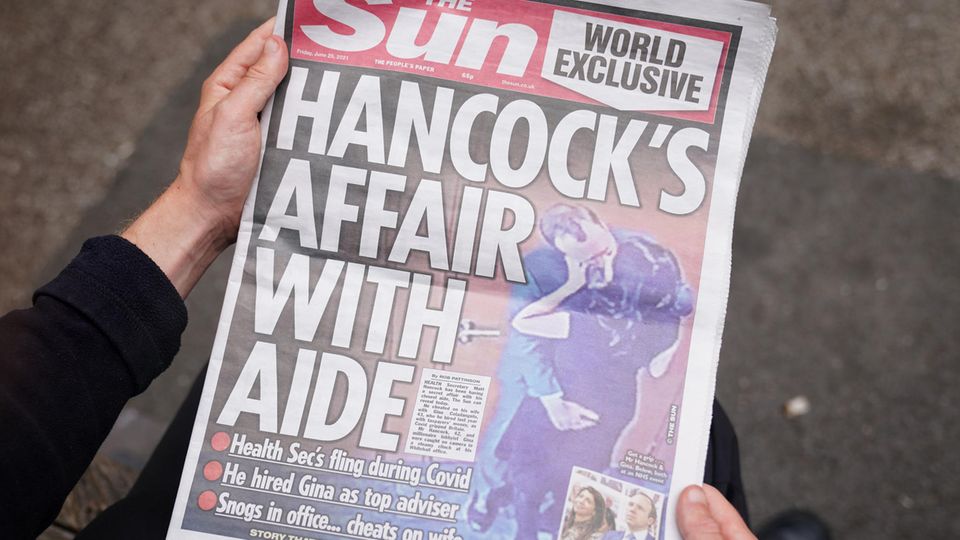 Matt Hancock Affäre Die Titelseite der englischen "Sun" zeigt den britischen Gesundheitsminister Matt Hancock beim Kuss