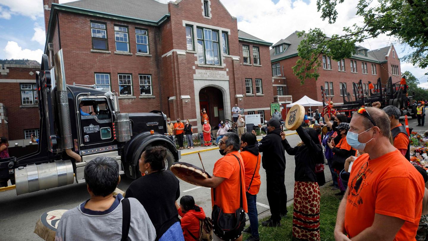 Demonstranten vor der früheren Residential School in Kamploops