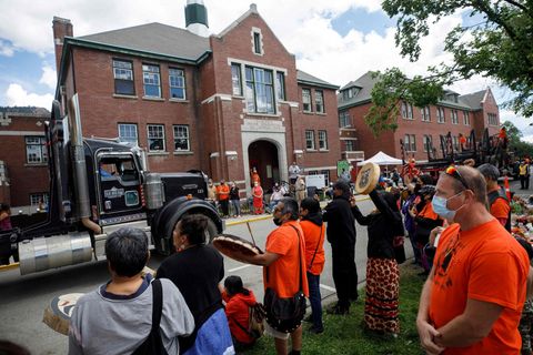 Demonstranten vor der früheren Residential School in Kamploops