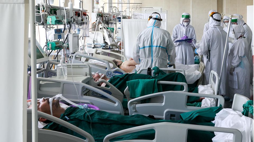 Russland, Moskau: Die Kliniken im Land sind mit Corona-Patienten überfüllt 
