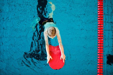 Ein Junge nimmt an einem Schwimmkurs für Kinder der teil