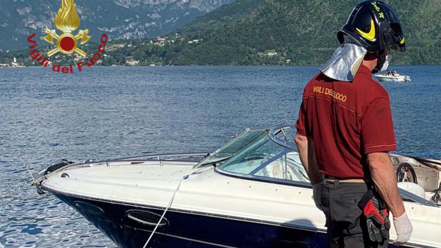 Ein Feuerwehrmann steht neben einem Motorboot, dass auf dem Comer See verunfallt war