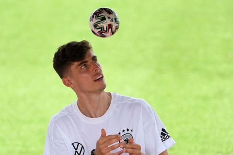 Kai Havertz jongliert einen kleinen Fußball bei einer Autogrammstunde