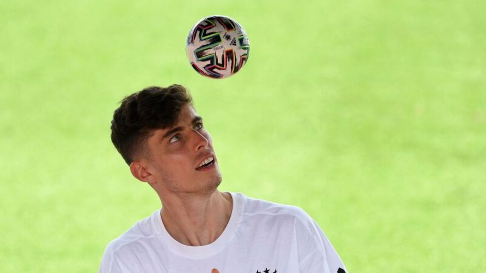 Kai Havertz jongliert einen kleinen Fußball bei einer Autogrammstunde