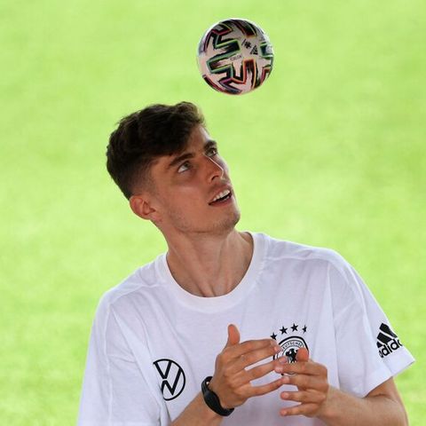 Kai Havertz jongliert einen kleinen Fußball bei einer Autogrammstunde