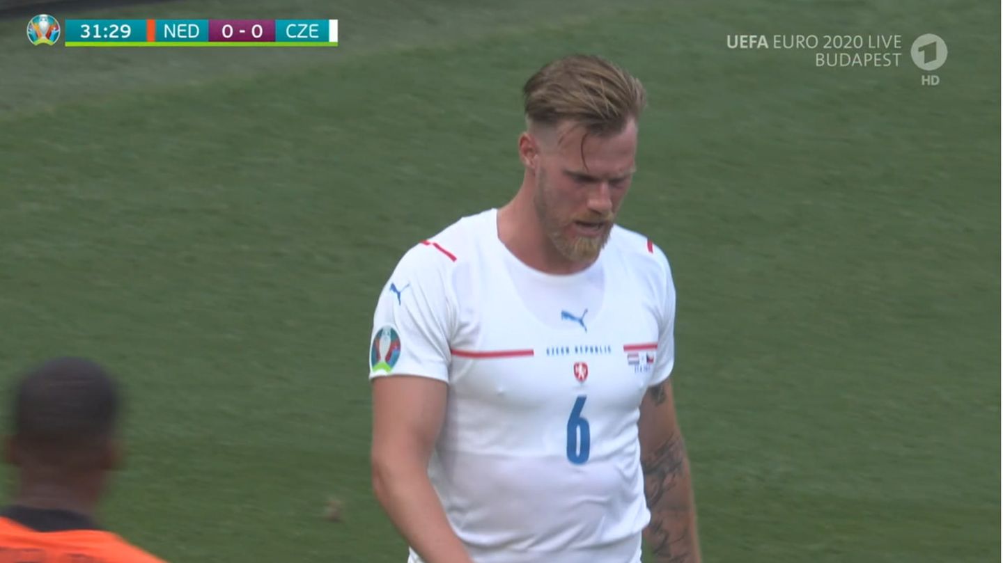 Die Umrisse kurioser Unterwäsche von Tschechien-Verteidiger Tomas Kalas sind deutlich zu sehen