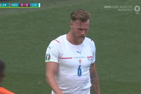 Die Umrisse kurioser Unterwäsche von Tschechien-Verteidiger Tomas Kalas sind deutlich zu sehen