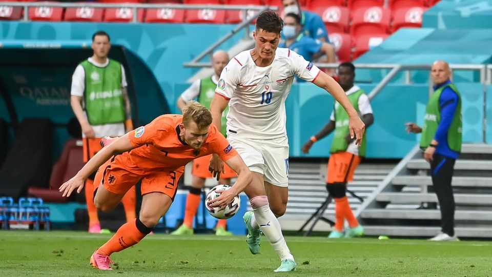 DeLigt Handspiel Fußball-EM Tschechien-Niederlande Ein Fußballer in orangem Dress greift im Fallen mit links nach dem Ball