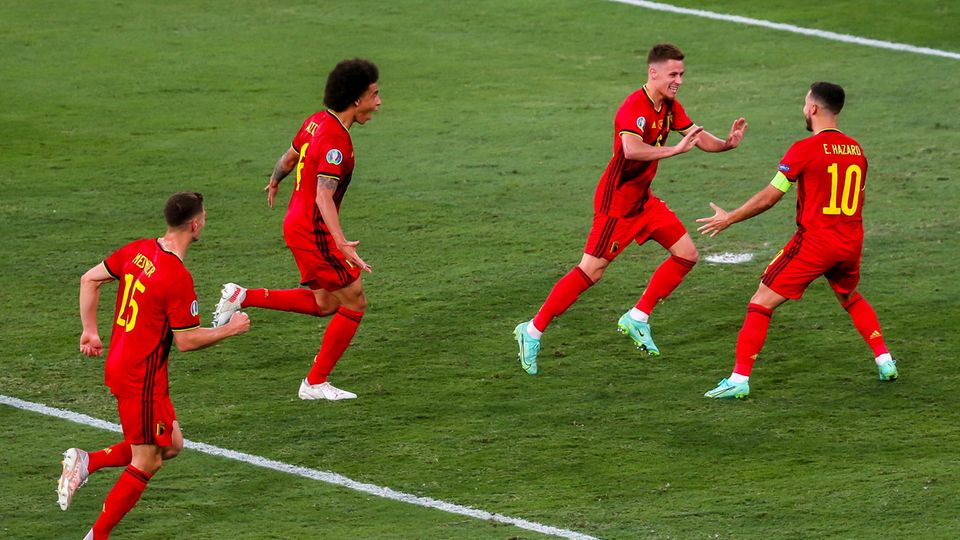 Die Belgier Meunier, Witsel, Thorgan und Eden Hazard freuen sich über das 1:0 gegen Portugal