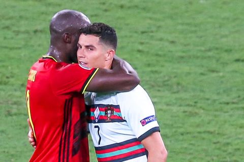 Belgiens Romelu Lukaku umarmt auf dem Platz Portugals Cristiano Ronaldo