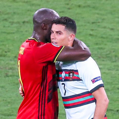 Belgiens Romelu Lukaku umarmt auf dem Platz Portugals Cristiano Ronaldo
