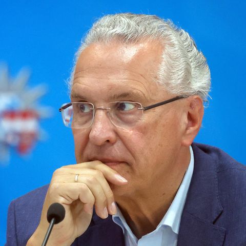 Joachim Herrmann Innenminister Bayern CSU Ein weißer Mann im Anzug und mit Geheimratsecken sowie weißen Locken schaut nachdenklich und hält die rechte Hand ans Kinn