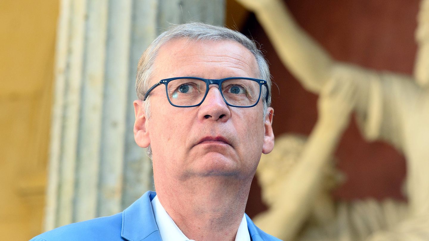 Günter Jauch schaut verwundert nach oben