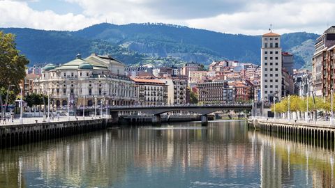 Der Nervión Fluss fließt durch Bilbao