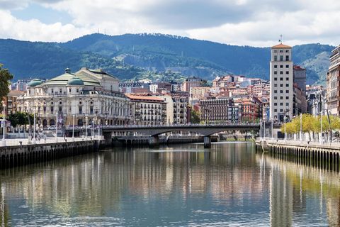 Der Nervión Fluss fließt durch Bilbao