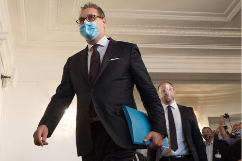 Strache betritt das Österreichische Parelament in Wien zur Anhörung zur sogenannten Ibiza-Affäre.