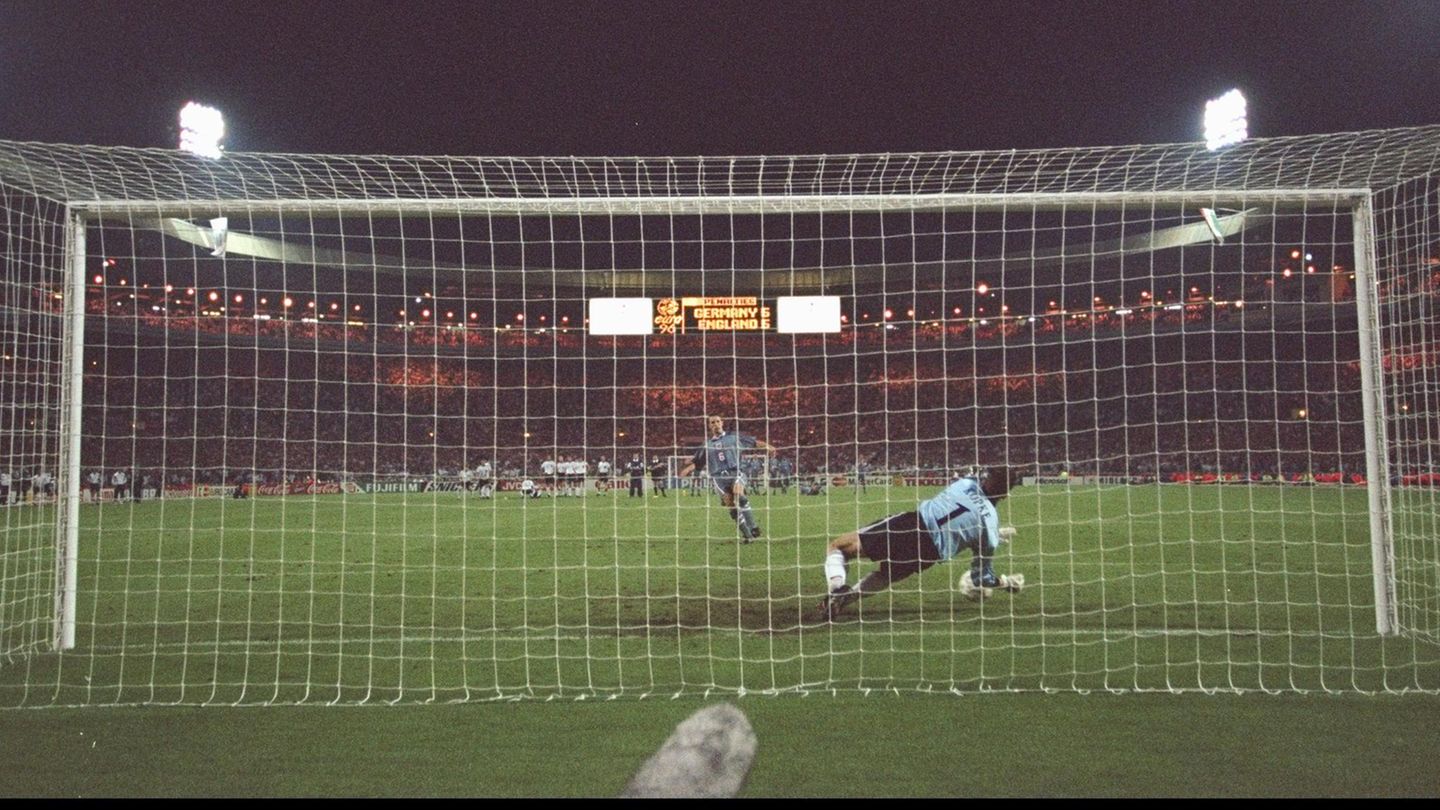 Hinter dem Tor, 26.6.1996: Gareth Southgate vergibt den Elfmeter, Andreas Köpke hält Hinter dem Tor, 26.6.1996: Gareth Southgate vergibt den Elfmeter, Andreas Köpke hält