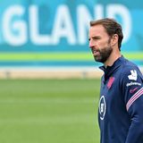 Englands Trainer Gareth Southgate mit England-Schriftzug im Hintergrund