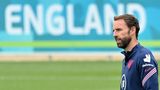 Englands Trainer Gareth Southgate mit England-Schriftzug im Hintergrund