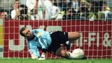 26.6.1996: Andreas Köpke hält einen Elfmeter