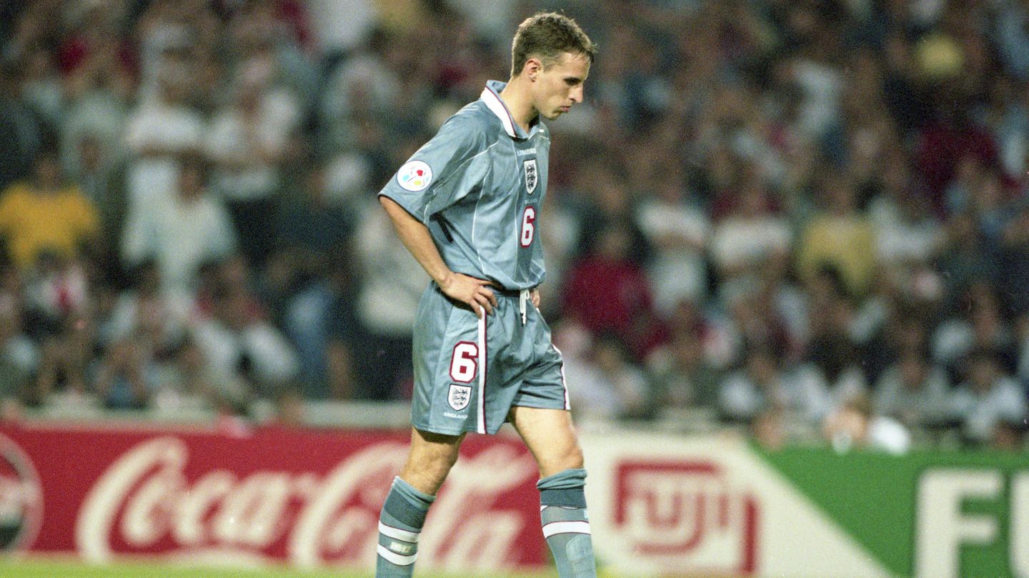 Gareth Southgarte geht nach dem verschossenen Elfer zurück zur Mannschaft