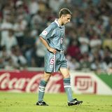 Gareth Southgarte geht nach dem verschossenen Elfer zurück zur Mannschaft