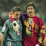 Englands Torhüter David Seaman tröstet den untröstlichen Gareth Southgate