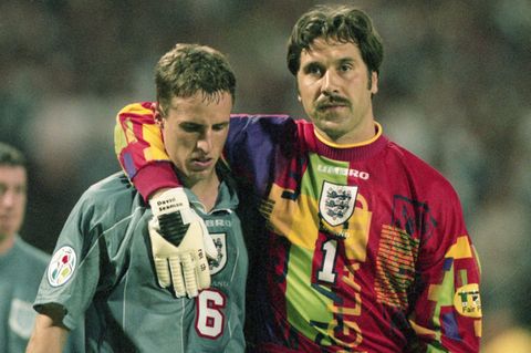 Englands Torhüter David Seaman tröstet den untröstlichen Gareth Southgate
