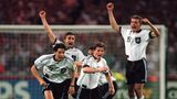 Deutsche Spieler jubeln nach dem entscheidenden Elfmeter 1996 im EM-Halbfinale