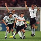 Deutsche Spieler jubeln nach dem entscheidenden Elfmeter 1996 im EM-Halbfinale