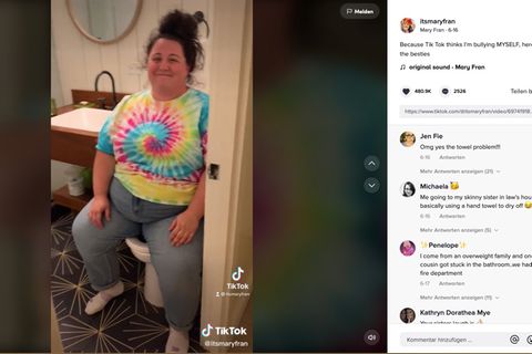 Die Lehrerin und Body Positivity-Aktivistin Mary Fran sitzt auf einer zu kleinen Hotelzimmer-Toilette