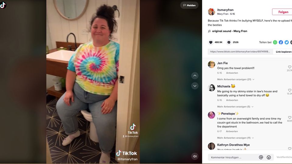 Die Lehrerin und Body Positivity-Aktivistin Mary Fran sitzt auf einer zu kleinen Hotelzimmer-Toilette