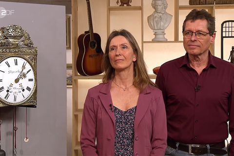 Andrea und Achim Eller stehen im Studio von Bares für Rares in Pulheim und schauen in die Kamera