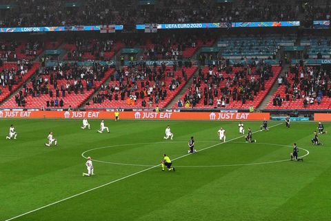 Engländer, Schotten und der spanische Schiedsrichter Lahoz: Sie alle knien gemeinsam vor dem Gruppenspiel im Wembely-Stadion